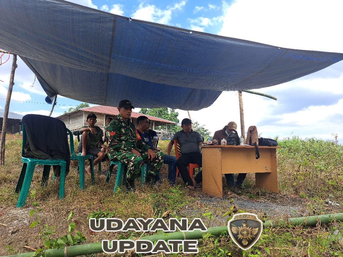 Babinsa, Camat Kahali, dan Penyuluh Giat Vaksinasi Ternak di Dusun 1