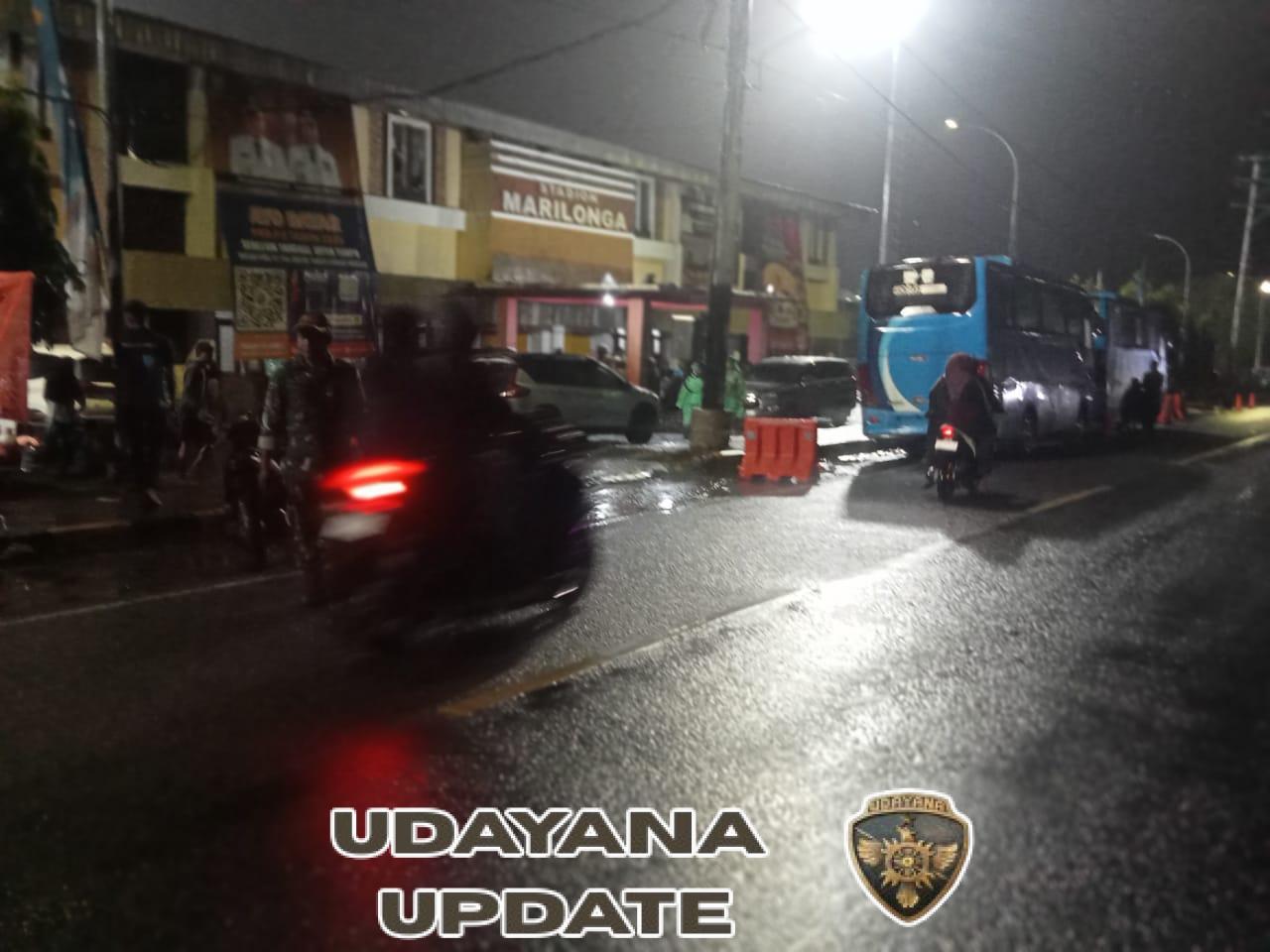 Babinsa 1602-01/Ende Bersama Polisi Atur Arus Lalu Lintas Menjelang Pertandingan Sepak Bola di Stadion Marilonga