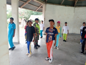 Bersama Babinsa, Siswa Noemuti Ditempa Jadi Pengibar Terbaik