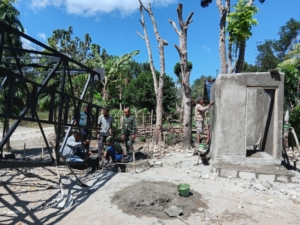 Perkuat Kebersamaan, Babinsa dan Warga Bangun Tower Air di Insana Tengah