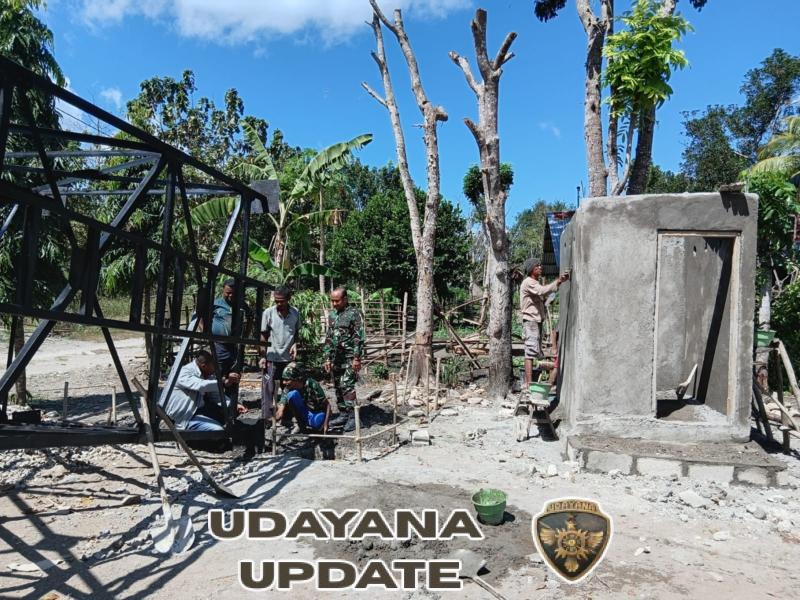 Perkuat Kebersamaan, Babinsa dan Warga Bangun Tower Air di Insana Tengah