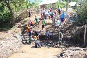 Satgas TMMD ke-125 Kodim 1607/Sumbawa Kebut Pemasangan Pondasi Jembatan Antar Desa