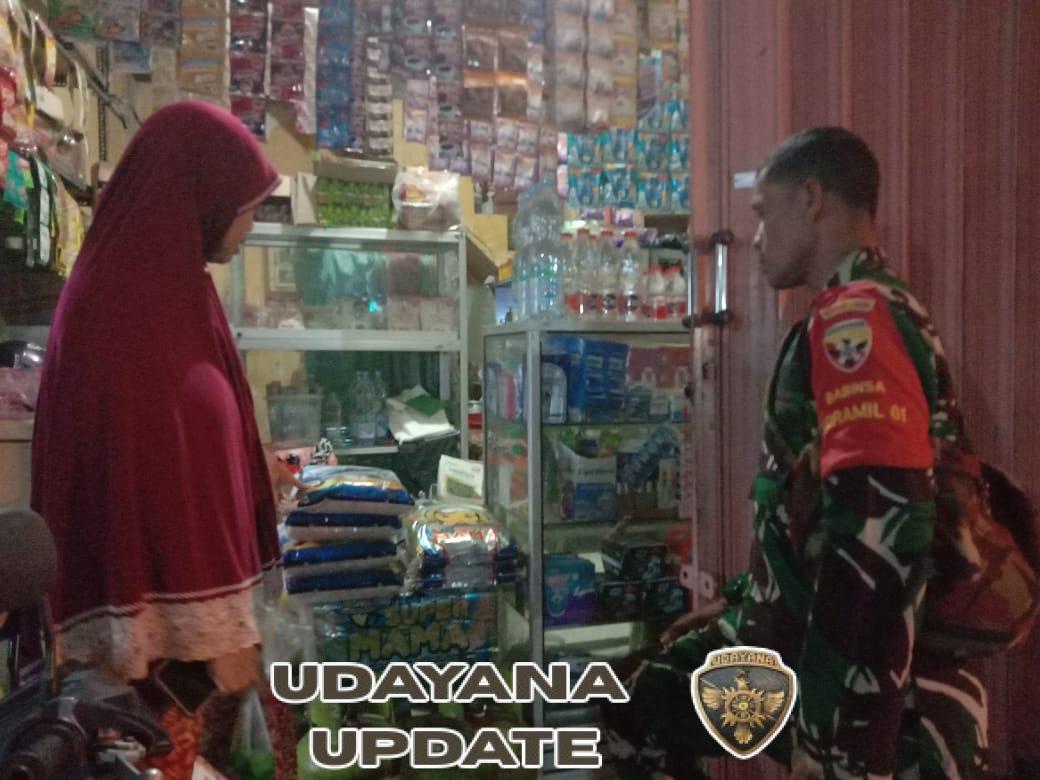 Sasar Toko Beras Di Wilayah Binaan, Babinsa Semarapura Kangin Monitoring Stabilitas Harga Beras