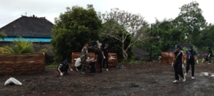 Lestarikan Tradisi Warisan Leluhur, Babinsa Nyalian Pelopori Bersih Sampah Melalui Gotong Royong