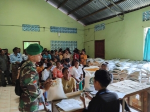 Bantuan Beras Bulog untuk 255 KK, Babinsa Pastikan Proses Penyaluran Berjalan Baik