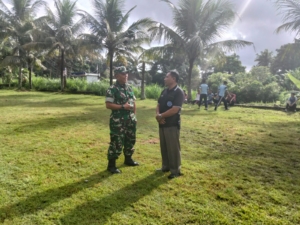 Sambut HUT kemerdekaan RI ke-80, Babinsa 1623-07/Bebandem latihkan PBB siswa-siswi SMKN 1 Bebandem.