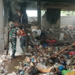 Babinsa Semparu Berperan Aktif dalam Pengolahan Sampah dan Kebersihan Lingkungan