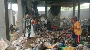 Babinsa Semparu Berperan Aktif dalam Pengolahan Sampah dan Kebersihan Lingkungan