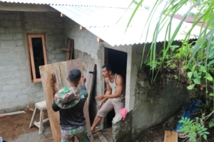 Babinsa Koramil 1618-01/Miotim Ambil Bagian Aktif dalam Infrastruktur Warga