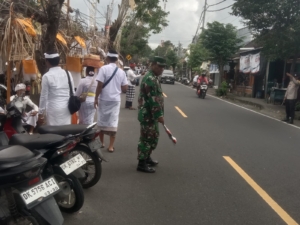 Babinsa Takmung Puji Semangat Guyub Rukun Warga Dalam Karya Pura Pasek Jambot