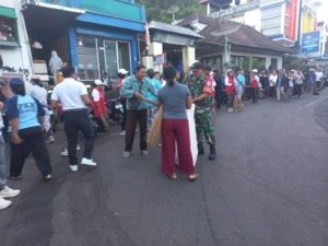 Kolaborasi Babinsa dan Warga Wujudkan Pasar Banyuatis Sehat dan Bersih