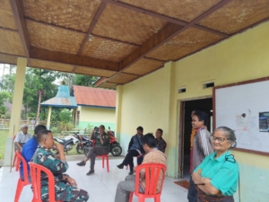 Babinsa dan Aparat Desa Anajiaka Tingkatkan Sinergi Melalui Komsos