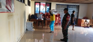 Kawal Bantuan Pangan, Babinsa Pastikan Warga Mayong Terima Beras Secara Merata dan tepat sasaran