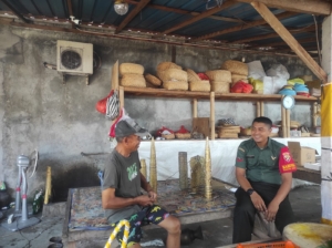 Komsos Bersama pengerajin Kelongsong, Upaya Babinsa Kamasan Tingkatkan UMKM Lokal