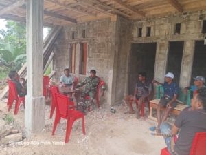 Babinsa Serka Yosep Saingo Komsos dengan Warga Binaan di Koramil 01/Laratama Kodim 1629/SBD