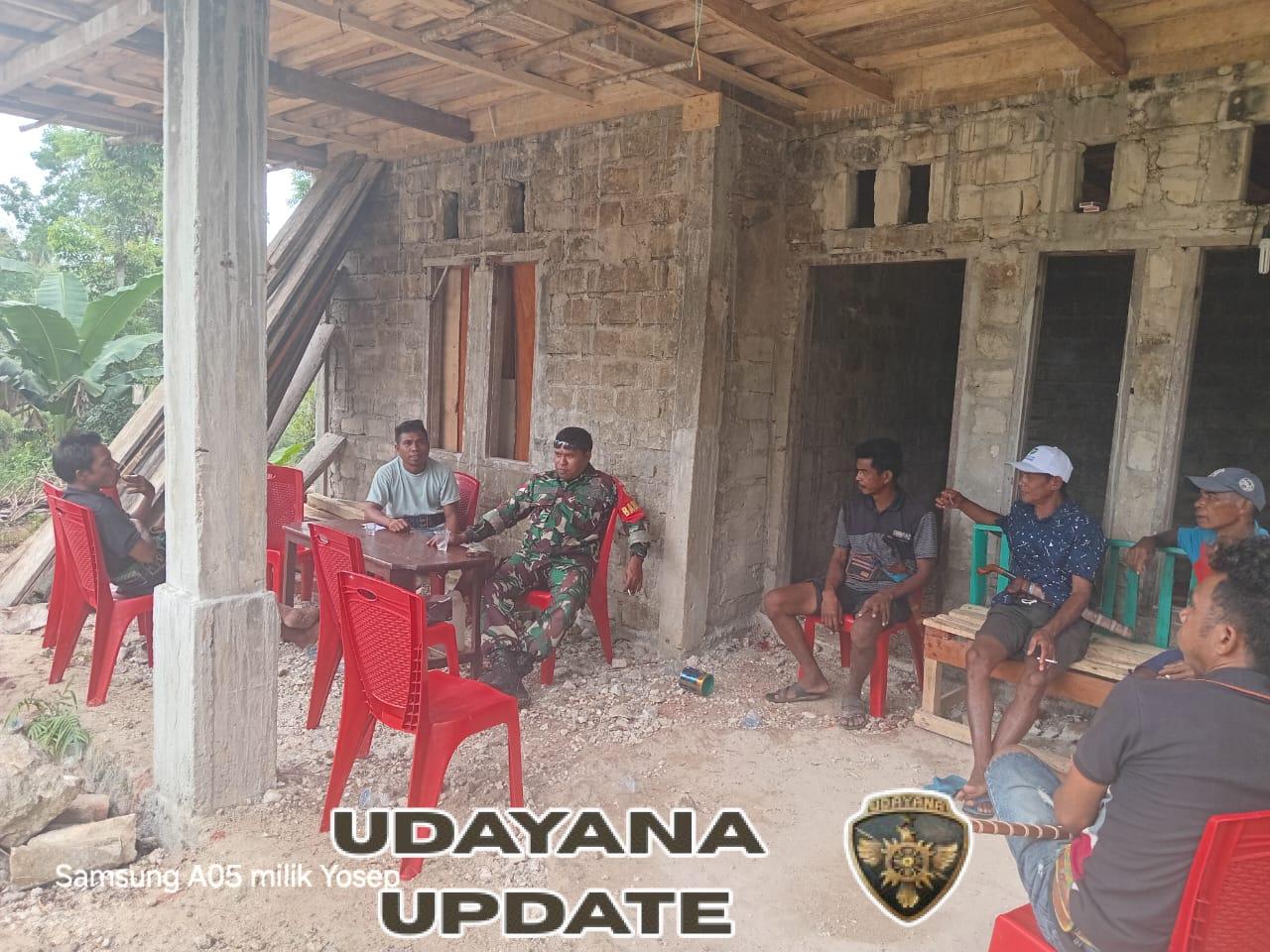 Babinsa Serka Yosep Saingo Komsos dengan Warga Binaan di Koramil 01/Laratama Kodim 1629/SBD