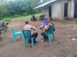 Babinsa Ende Perkuat Keamanan Wilayah Lewat Komsos di Kecamatan Kotabaru