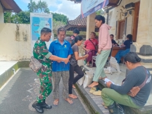 Distribusi Beras CBP di Desa Siangan Berjalan Aman dan Tertib Berkat Pendampingan Babinsa