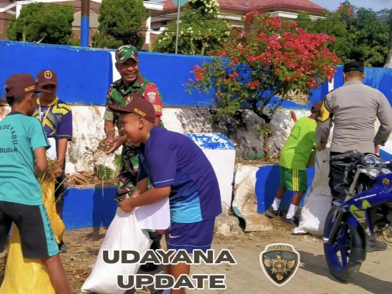 Kolaborasi Babinsa dan Pelajar Bersihkan Lapangan Manda Elu