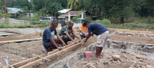 TNI Manunggal dengan Rakyat: Babinsa Koramil 1618-04/Bisel Bantu Bangun Rumah Warga