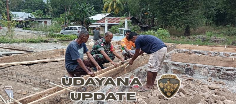 TNI Manunggal dengan Rakyat: Babinsa Koramil 1618-04/Bisel Bantu Bangun Rumah Warga
