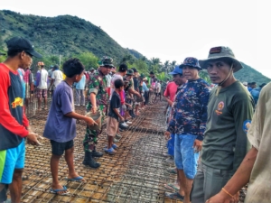 Babinsa Koramil 1608-03/Sape Aktif Dukung Gotong Royong Perbaikan Masjid As Sholihin