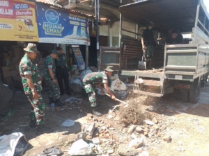 Kapten Inf Abdul Wahab Gerakkan Anggota Perbaiki Jalan Demi Keselamatan Warga