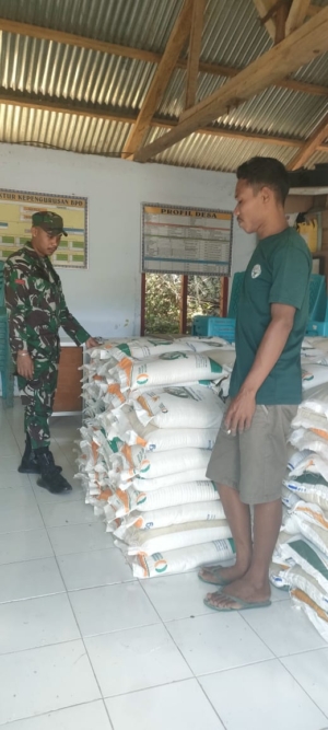 Serka Suhardin Kawal Distribusi Bantuan Pangan di Reok dan Reok Barat