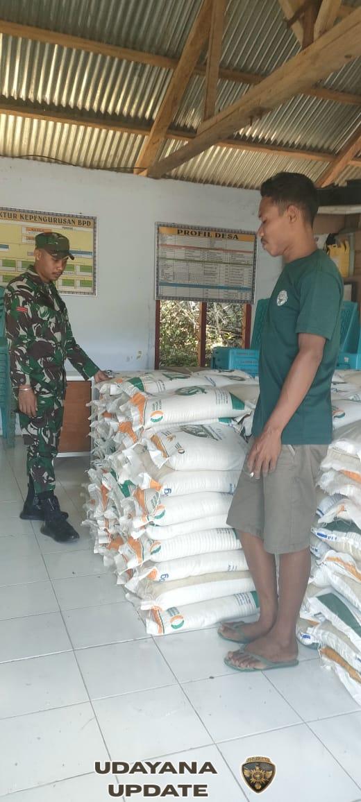 Serka Suhardin Kawal Distribusi Bantuan Pangan di Reok dan Reok Barat