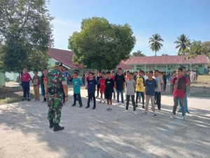 Semangat Kebangsaan Terpupuk, 126 Siswa SMPN 1 Maurole Ikuti Pelatihan PBB Bersama Babinsa