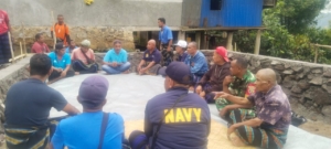 Babinsa Koramil 1602-01/Ende Terjun Langsung Kawal Pembangunan di Desa Ndetundora