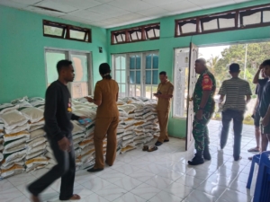 Pastikan Tepat Sasaran, Babinsa Ende Turun Langsung Kawal Bantuan CBP dari Bulog