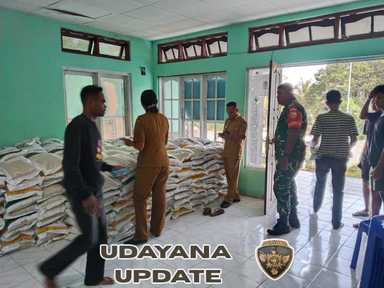 Pastikan Tepat Sasaran, Babinsa Ende Turun Langsung Kawal Bantuan CBP dari Bulog