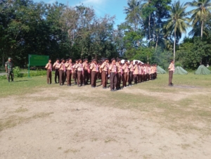 Babinsa Serka Piter Kase dan Serda Fret Kolo Awasi Kegiatan Pramuka di Desa Riaraja