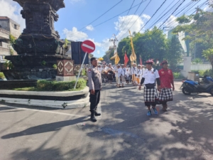 Peran Babinsa 1623-01/Karangasem dalam Keamanan Upacara Melasti Pura Manik Baingin Desa Karangasem