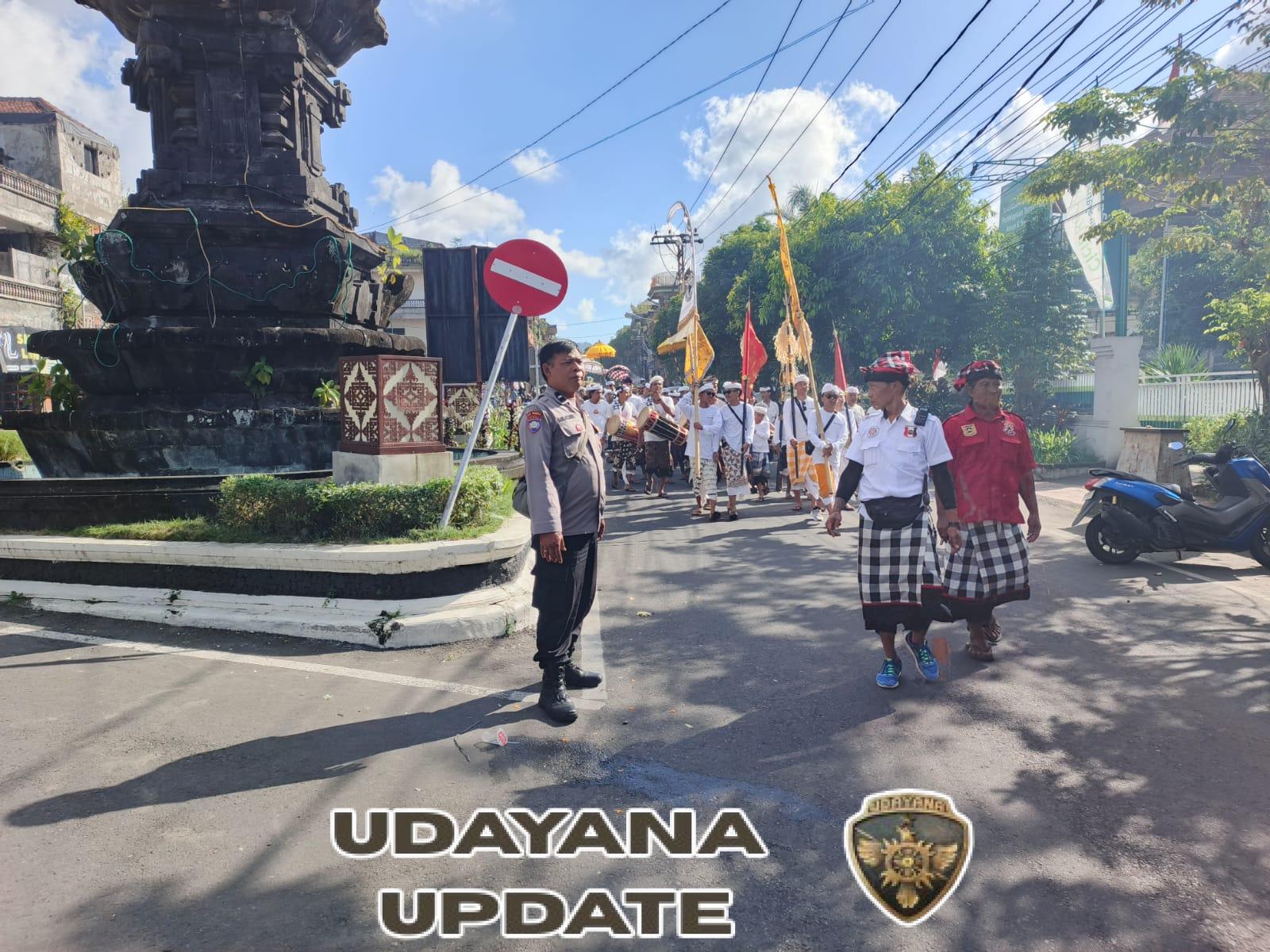 Peran Babinsa 1623-01/Karangasem dalam Keamanan Upacara Melasti Pura Manik Baingin Desa Karangasem