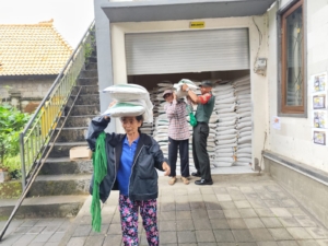 Babinsa Desa Taro Sinergi dengan Pemdes, 690 KK Terima Bantuan Beras Pemerintah