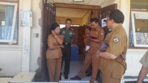 Wujud Kepedulian, Danramil dan Tim Kesehatan Bagikan Makanan Sehat untuk Anak Sekolah di Desa Jehem