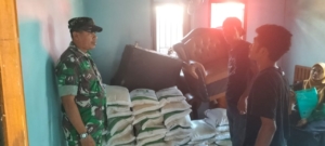 Babinsa Koramil 1614-03/Hu’u Kawal Distribusi Bantuan Beras untuk 245 KK di Desa Ranggo