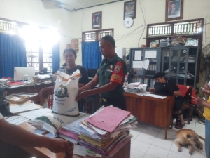 Babinsa Koramil 1616-07/Payangan Aktif Awasi Distribusi Bantuan Pangan Kemensos