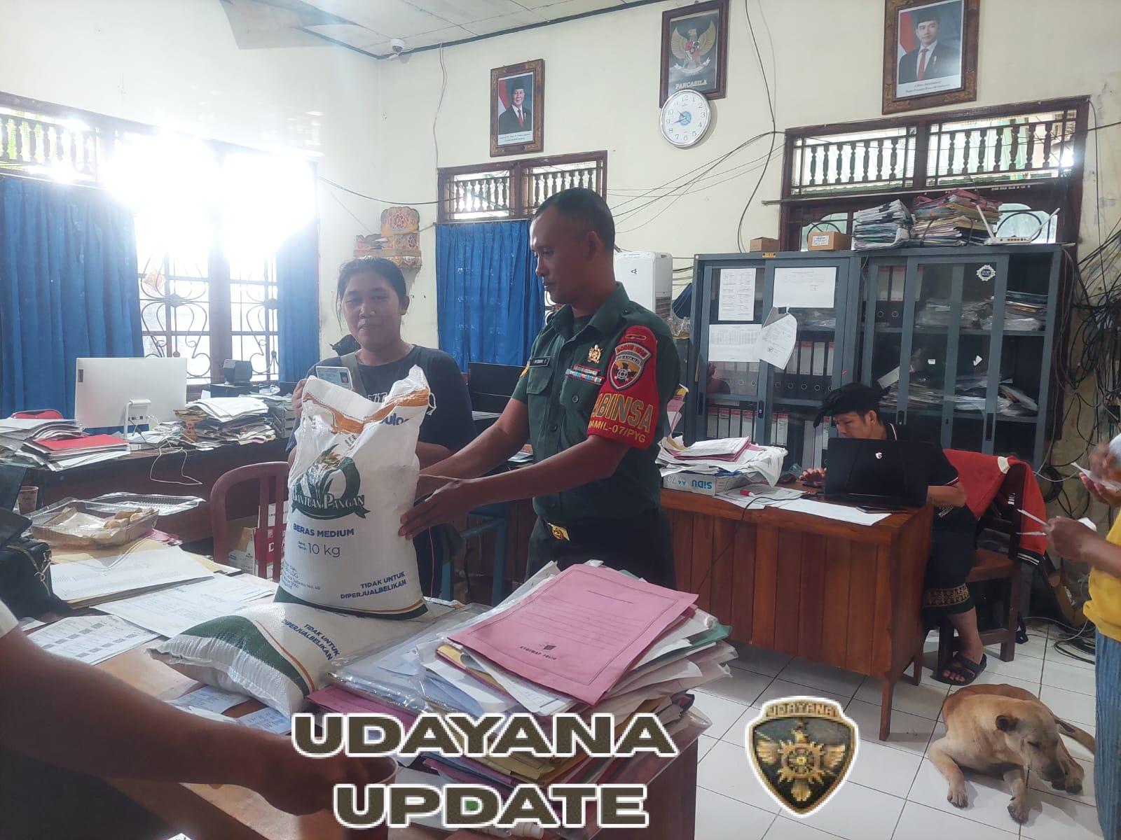 Babinsa Koramil 1616-07/Payangan Aktif Awasi Distribusi Bantuan Pangan Kemensos