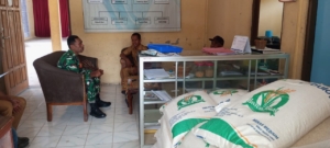 Bersama Bulog, Babinsa Ende Dampingi Distribusi Bantuan Pangan ke Desa-Desa Terpencil