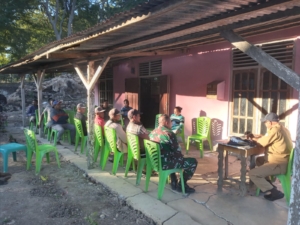 Wujud Kepedulian Babinsa, Serda Efrem Laksanakan Komsos Bersama Kepala Desa Sapaen