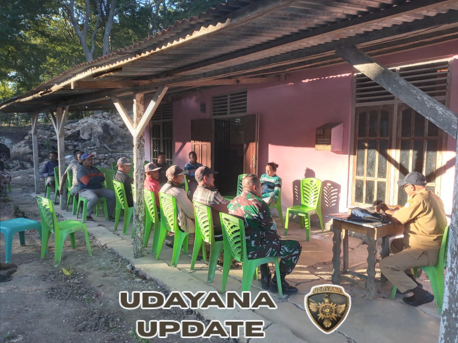 Wujud Kepedulian Babinsa, Serda Efrem Laksanakan Komsos Bersama Kepala Desa Sapaen