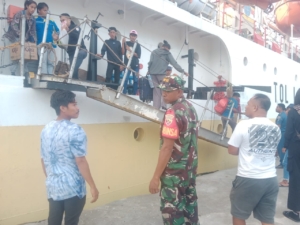 Peran Babinsa dalam Pengamanan dan Pengawasan Bongkar Muatan Kapal di Pelabuhan Ende