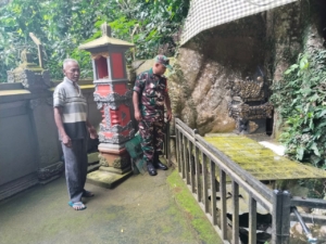 TNI Hadir Jaga Sumber Air Bersih, Babinsa Ende Cek Kondisi Mata Air Woloare