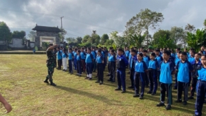 Tingkatkan Disiplin dan Kekompakan, Sertu Wayan Subagia Latih PBB kepada Pelajar