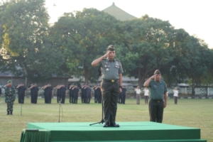 Korem 163/WSA Gelar Upacara Bendera Mingguan untuk Menumbuhkan Rasa Cinta Tanah Air