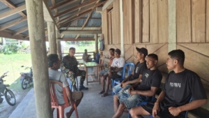 Babinsa Koramil 03/Katikutana Pererat Hubungan dengan Warga melalui Komsos di Desa Daha Elu