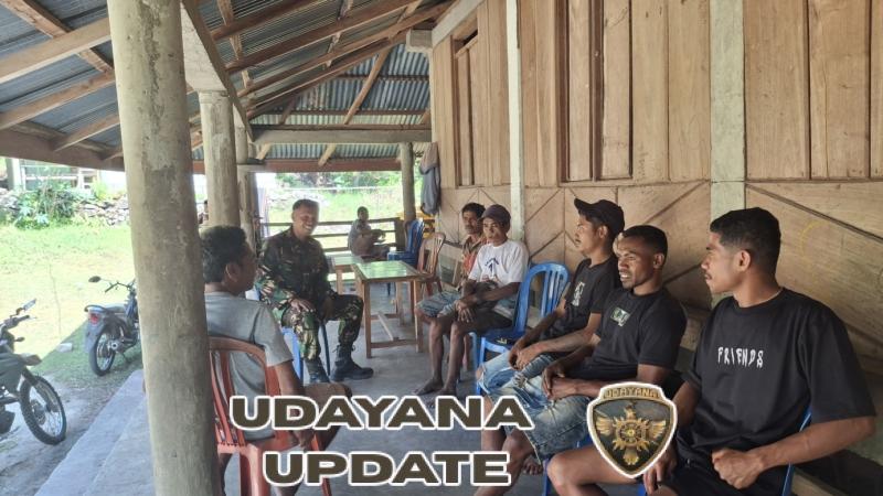 Babinsa Koramil 03/Katikutana Pererat Hubungan dengan Warga melalui Komsos di Desa Daha Elu